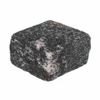 Гранитная брусчатка Гранатовый амфиболит, пилено-колотая 100х100х80 мм